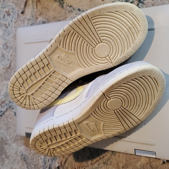 KIDS NIKE LEATHER SHOES. Size 3.5 - Picture 2 of 4